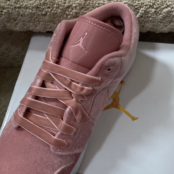 Nike Air Jordan 1 Low SE sizes woman’s 8 or 10 - Picture 8 of 10